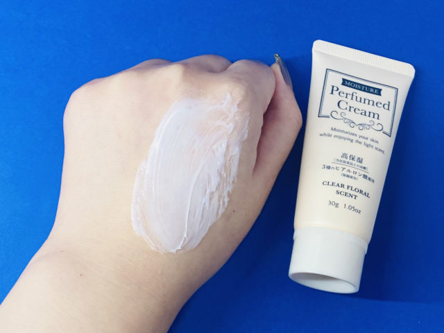 香水クリームを手の甲に塗っている