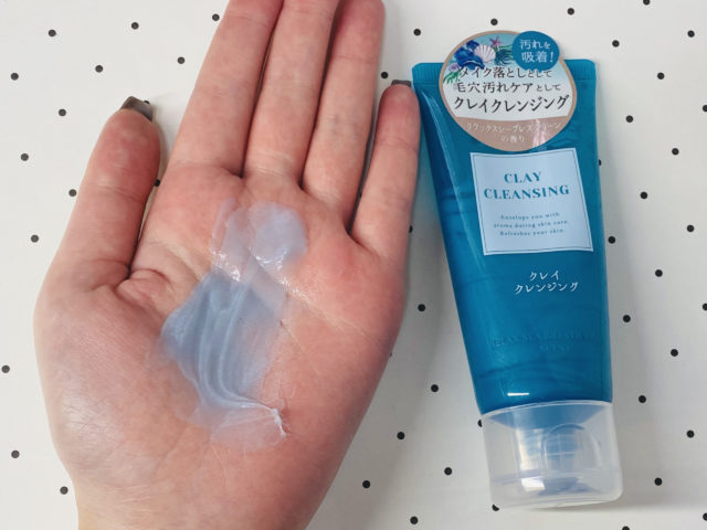 ダイソーのクレイクレンジングを手のひらに伸ばしている