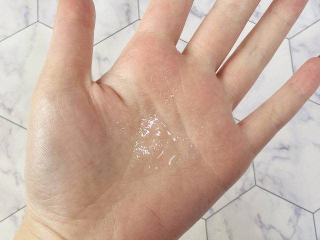 フィックスミストを吹きかけた手のひら