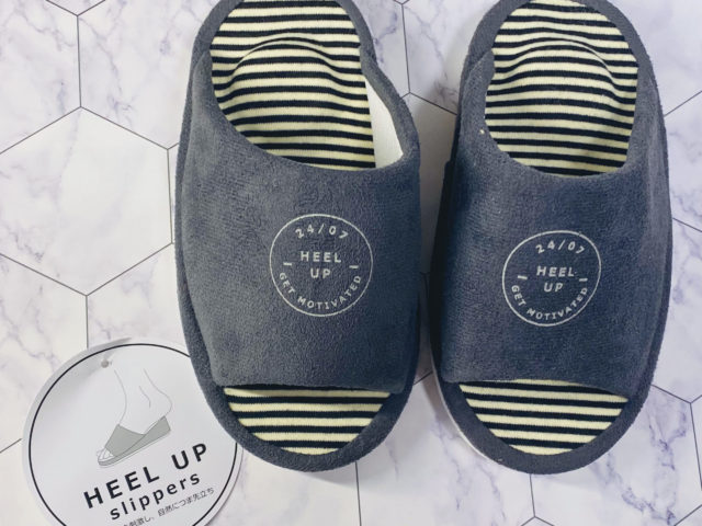 3COINSで販売されている「かかとアップスリッパ」