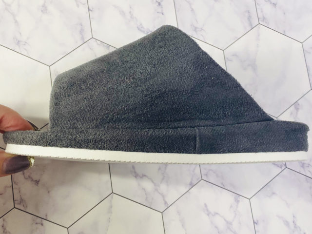 3COINSの「かかとアップスリッパ」を横から見ている