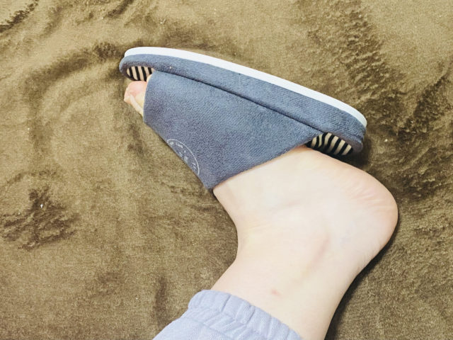 かかとアップスリッパを履くと、かかとがはみ出てしまう