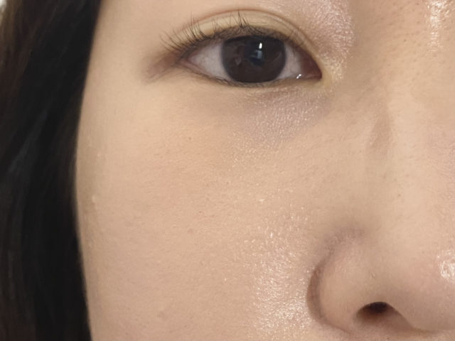 ポアレスパウダーを塗った後にファンデーションを重ねた肌