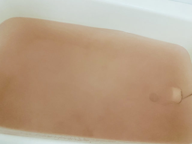 「苺ミルクの香り」の入浴剤を入れた後の浴槽