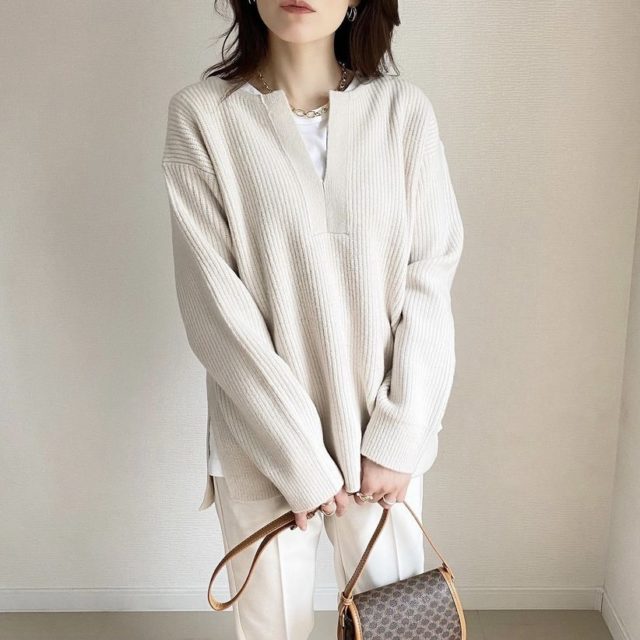 ホワイトニットを使用したオールホワイトコーデ