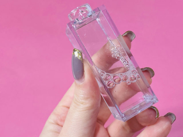 フェイススチーマーのタンクに専用化粧水が入っている