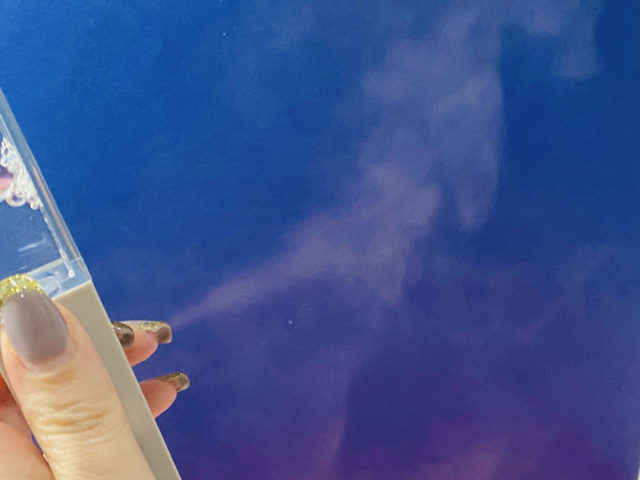 フェイススチーマーからミストが噴霧されている