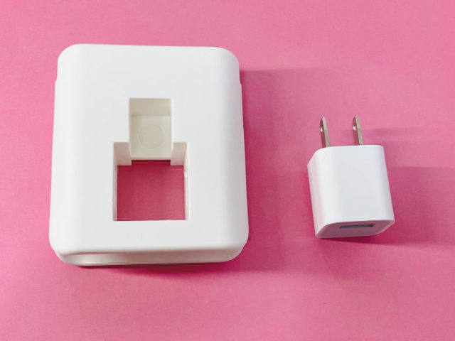 充電器ホルダーとアダプターが並んでいる