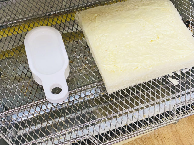 トーストスチーマーと食パンが一緒にオーブントースターに入れられている