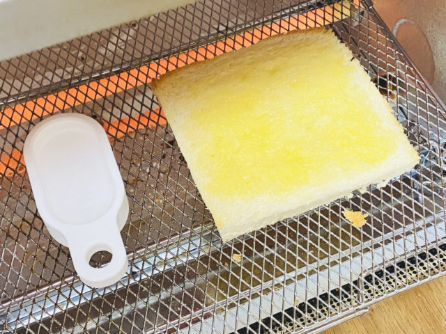 取り出す直前の食パンとトーストスチーマー