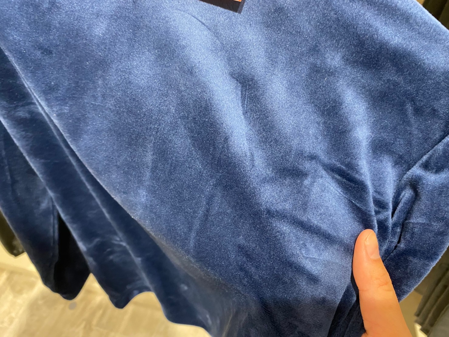 袋に入ったレディースベロアハイネックの生地アップ画像