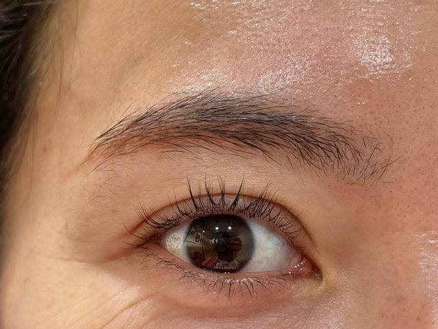 大人の抜け感がある眉に仕上がります。