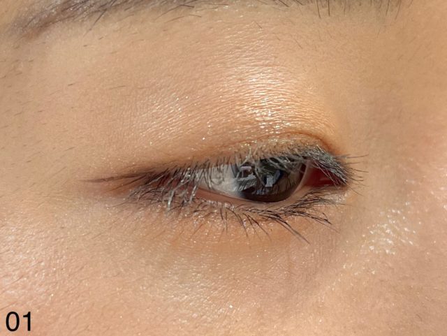 01 ナッツベージュを瞼に塗ったサイドからの画像