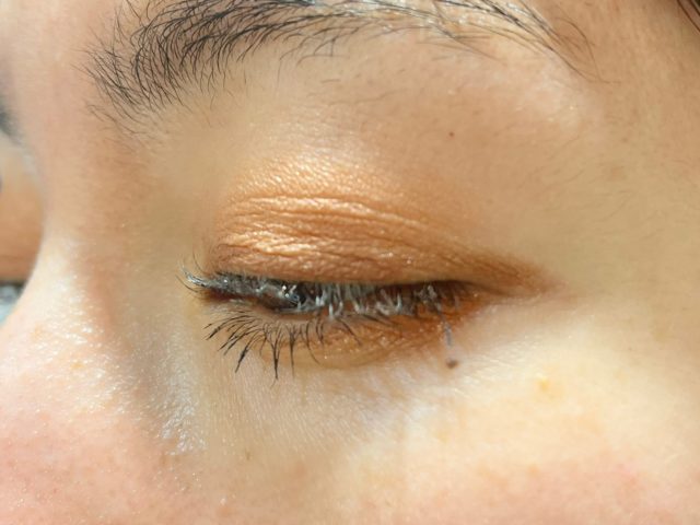 デニッシュブラウンを塗った目を閉じた様子の横からの画像