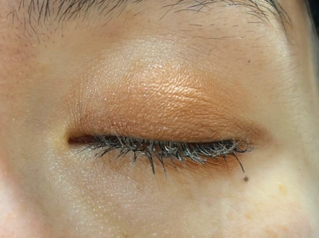 デニッシュブラウンを塗った目を閉じた様子