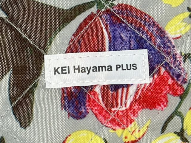 「ケイ ハヤマ プリュス」のブランドロゴのアップ