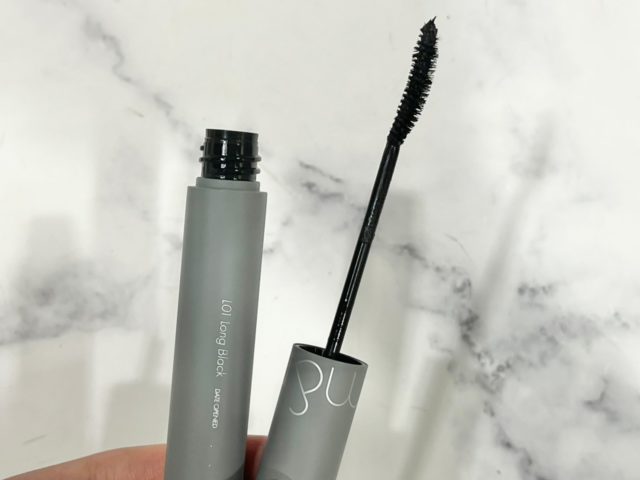 「ハンオールフィックスマスカラ」のロングタイプのブラシを出した様子