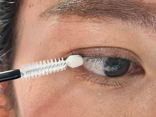 先端を使ってロムアンドハンオールラッシュセラムを塗っている様子