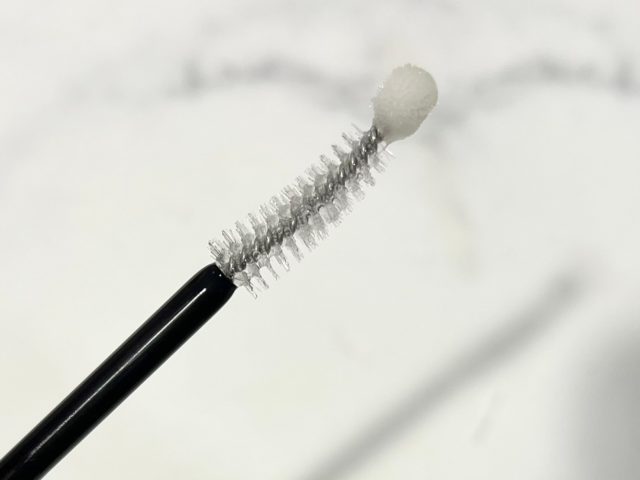 ロムアンドハンオールラッシュセラムのブラシ部分の画像