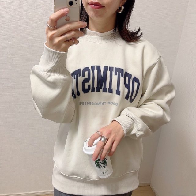 GUメンズのヘビーウェイトビッグスウェットプルオーバーのナチュラル着用画像