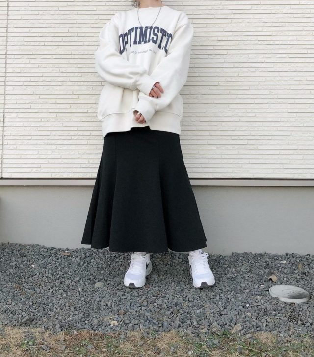 ナチュラルのヘビーウェイトビッグスウェットプルオーバーを使ったスカートコーディネート