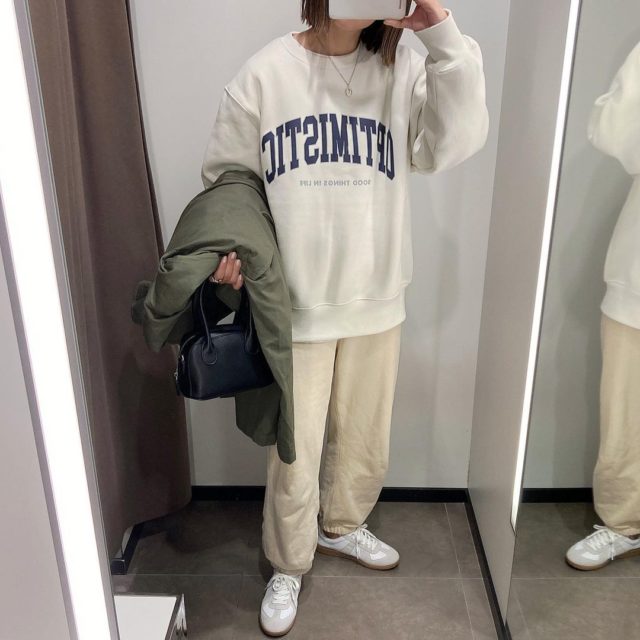 ナチュラルのヘビーウェイトビッグスウェットプルオーバーを使ったパンツコーディネート