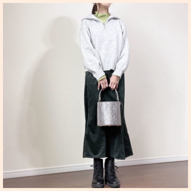 しまむらのライトグレーのハーフジッププルオーバーとスカートのコーディネート