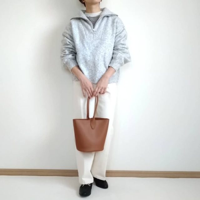 しまむらのライトグレーのハーフジッププルオーバーと白パンツのコーディネート
