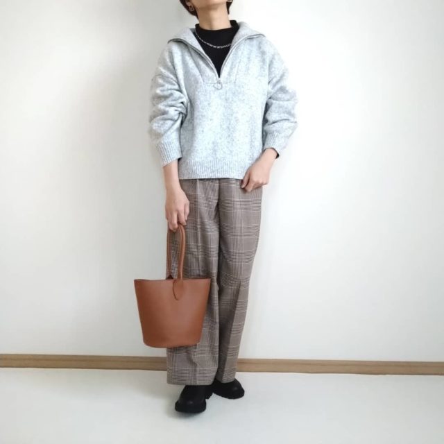しまむらのライトグレーのハーフジッププルオーバーとチェック柄パンツのコーディネート