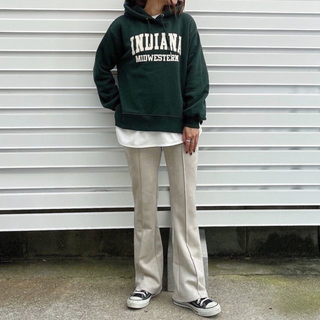 ロゴパーカーとしまむらのグレージュのスエードポンチフレアパンツのコーディネート