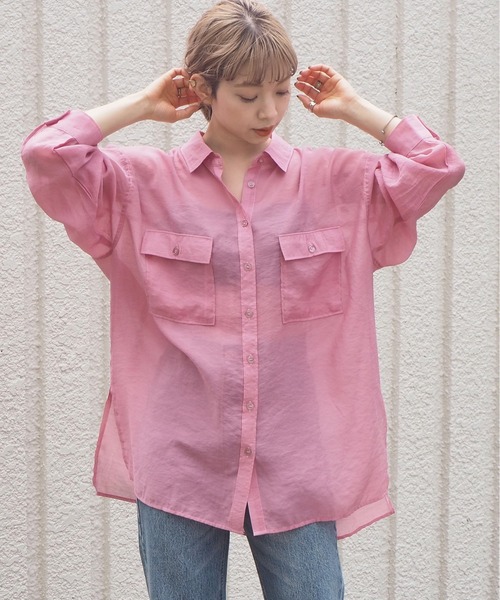 tiptopのピンクの「シアーBIGシャツ」の着用画像