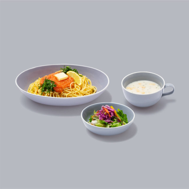 パスタやサラダなどが盛り付けられた食器