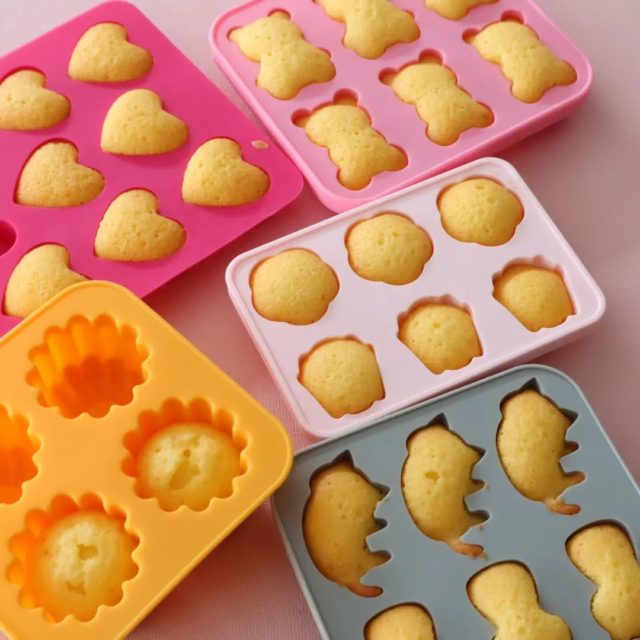 色々な種類のシリコン型とマドレーヌ