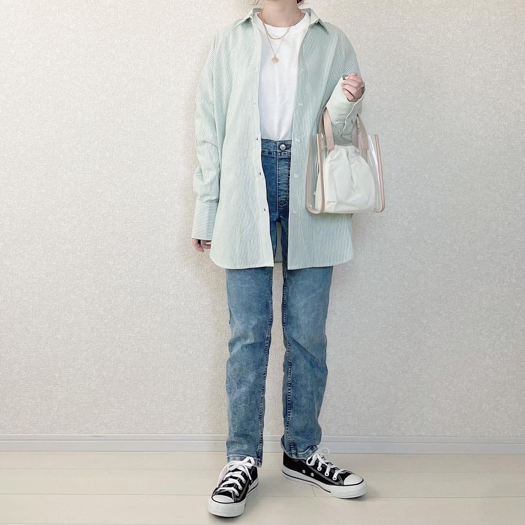 chicoストライプナガ(グリーン)×Tシャツ×デニムを合わせたコーデ画像