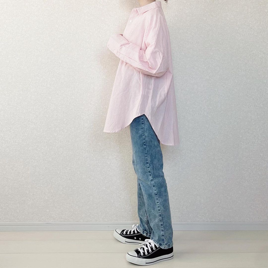 chicoストライプナガ(ピンク)×Tシャツ×デニムを合わせたコーデを横から見た画像