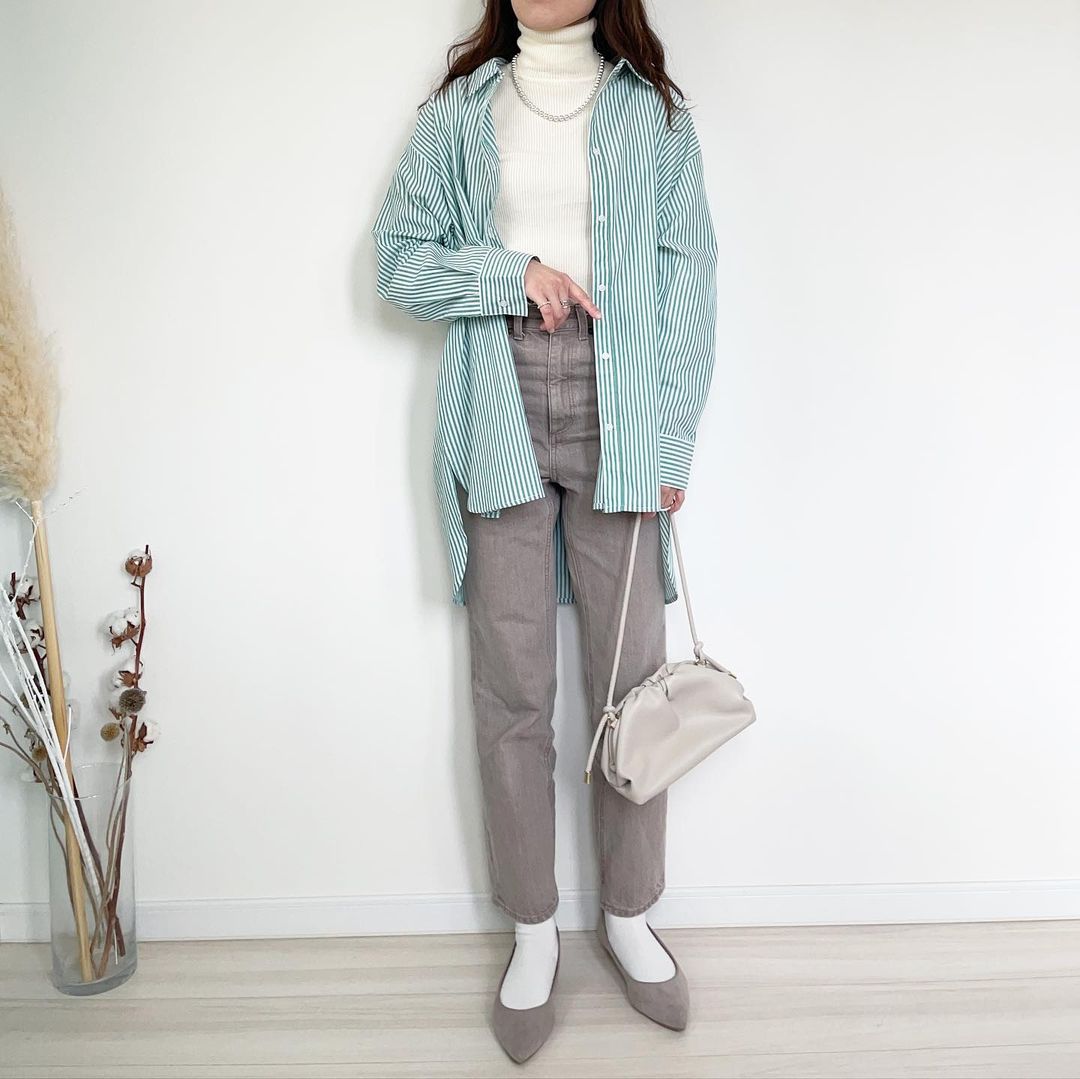 ロンストBIGシャツ×ハイネック×デニムを合わせたコーデ画像