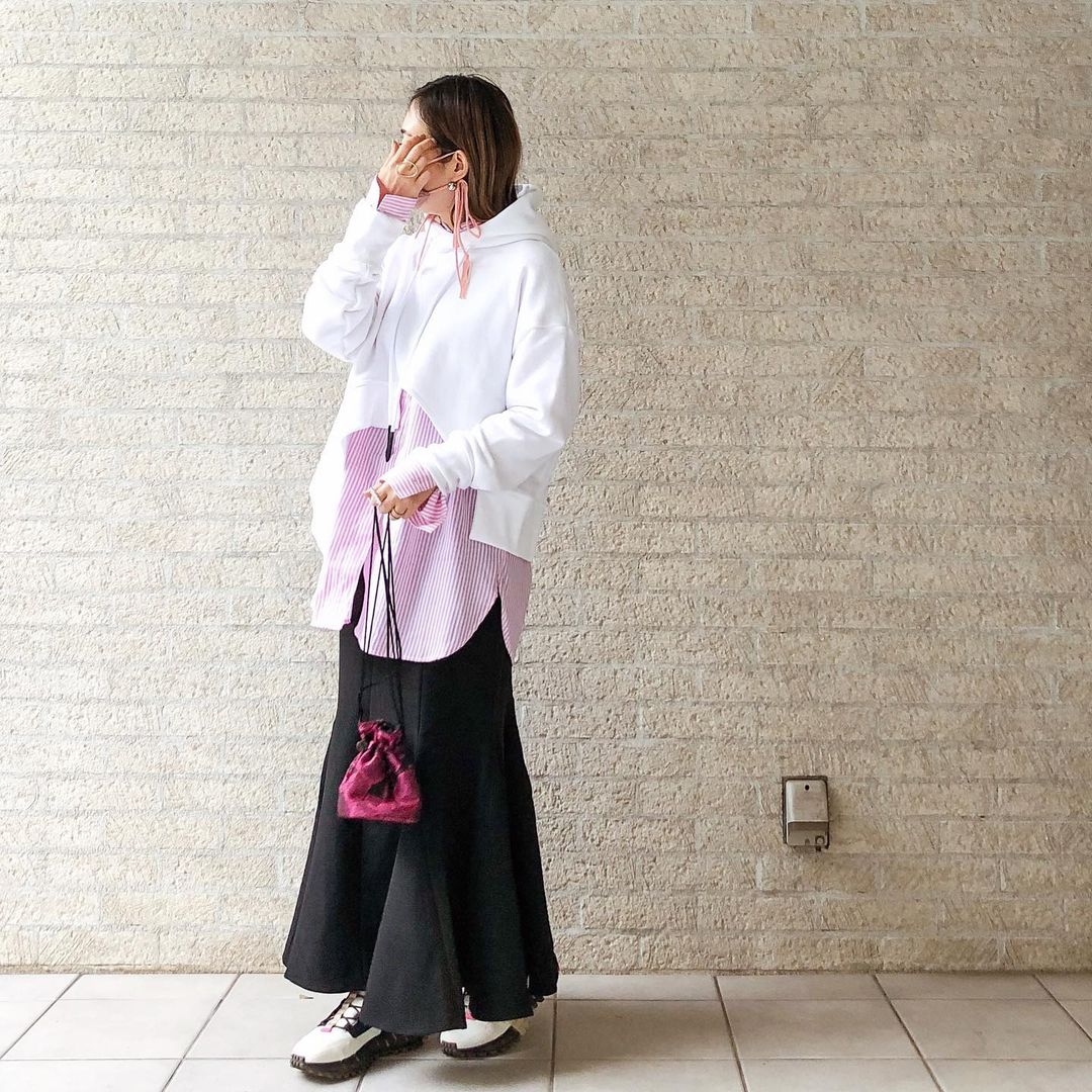 オーバーストライプシャツ×パーカー×マーメイドスカートを合わせたコーデ画像