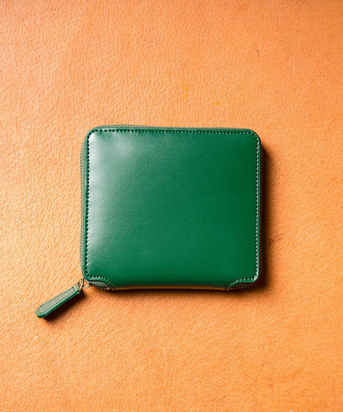 グリーンのスクエア型ミニ財布の物撮り画像