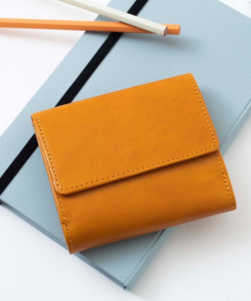 ブラウンベースの山吹色のレザー素材ミニ財布の物撮り画像