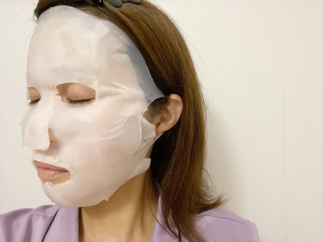 シリコンマスクをつけた女性の横顔