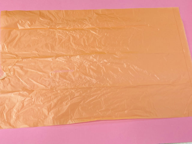 携帯ゴミ袋ケース付属のゴミ袋を広げている