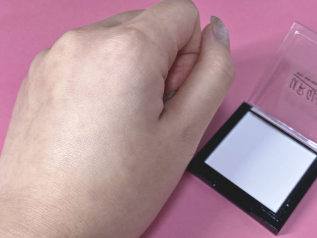 オイルブロックパウダーを手の甲に塗っている