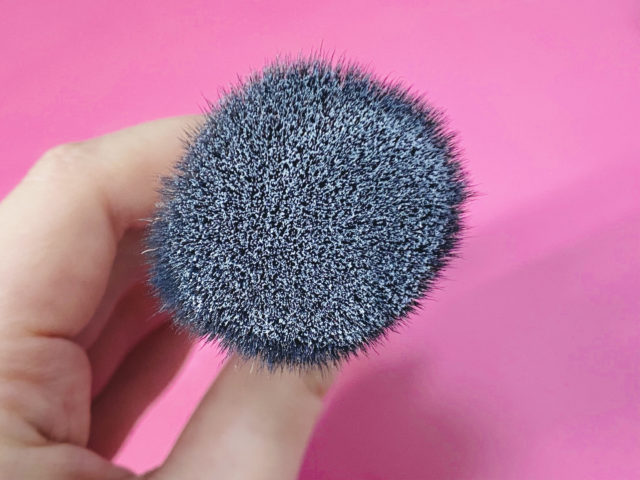 ブラシにおイルブロックパウダーを含ませている