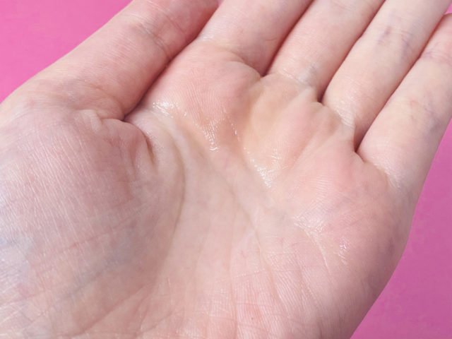 保湿化粧水を手のひらに出している