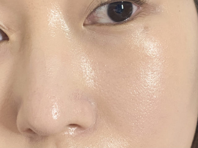 ファンデーションにプレストパウダーを重ねている