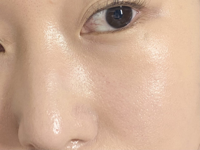 ファンデーションだけを塗っている