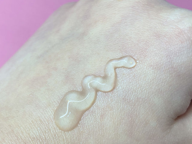 ポアプライマーを手の甲に出している