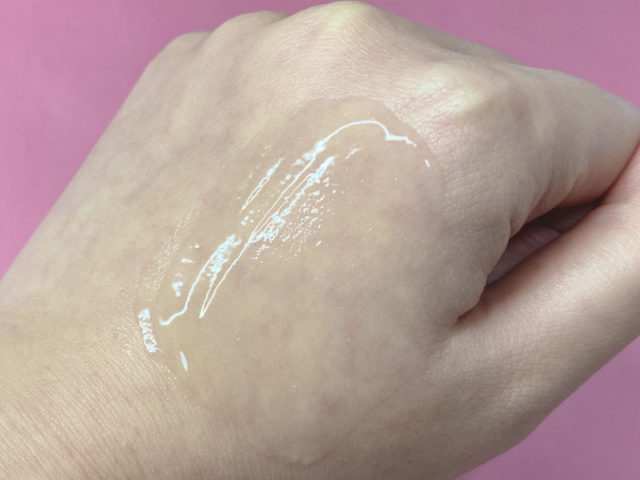 ポアプライマーを手の甲に伸ばしている