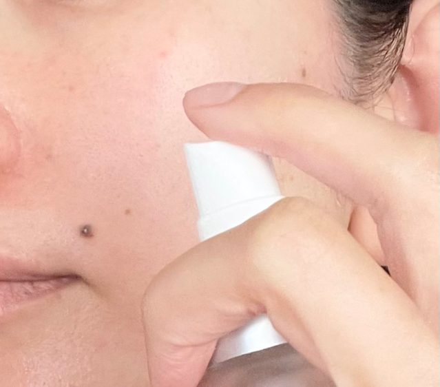 肌にミストを吹きかけるところ