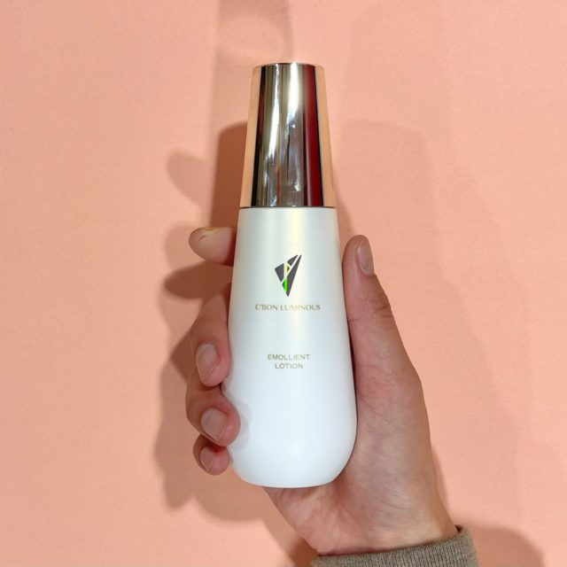シーボンルミナスエモリエントローションを持つ手